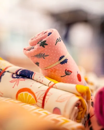 Kinderstoffe mit Blumen- und Fruchtmustern