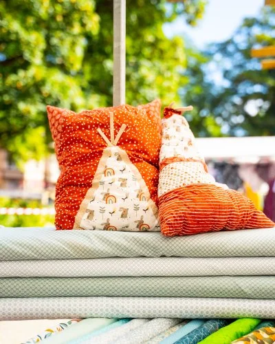 Dekorative Kissen auf Stoffballen im Freien