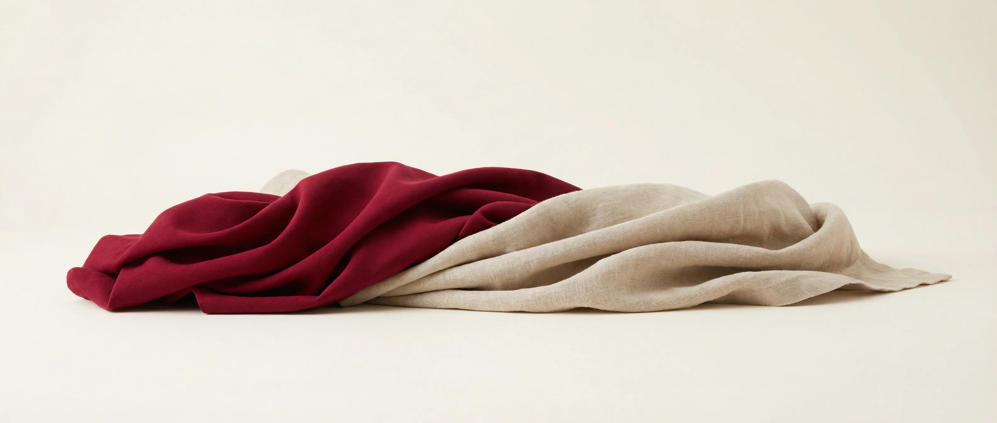 Besucher informieren sich am Stoffmarkt Holland Stand