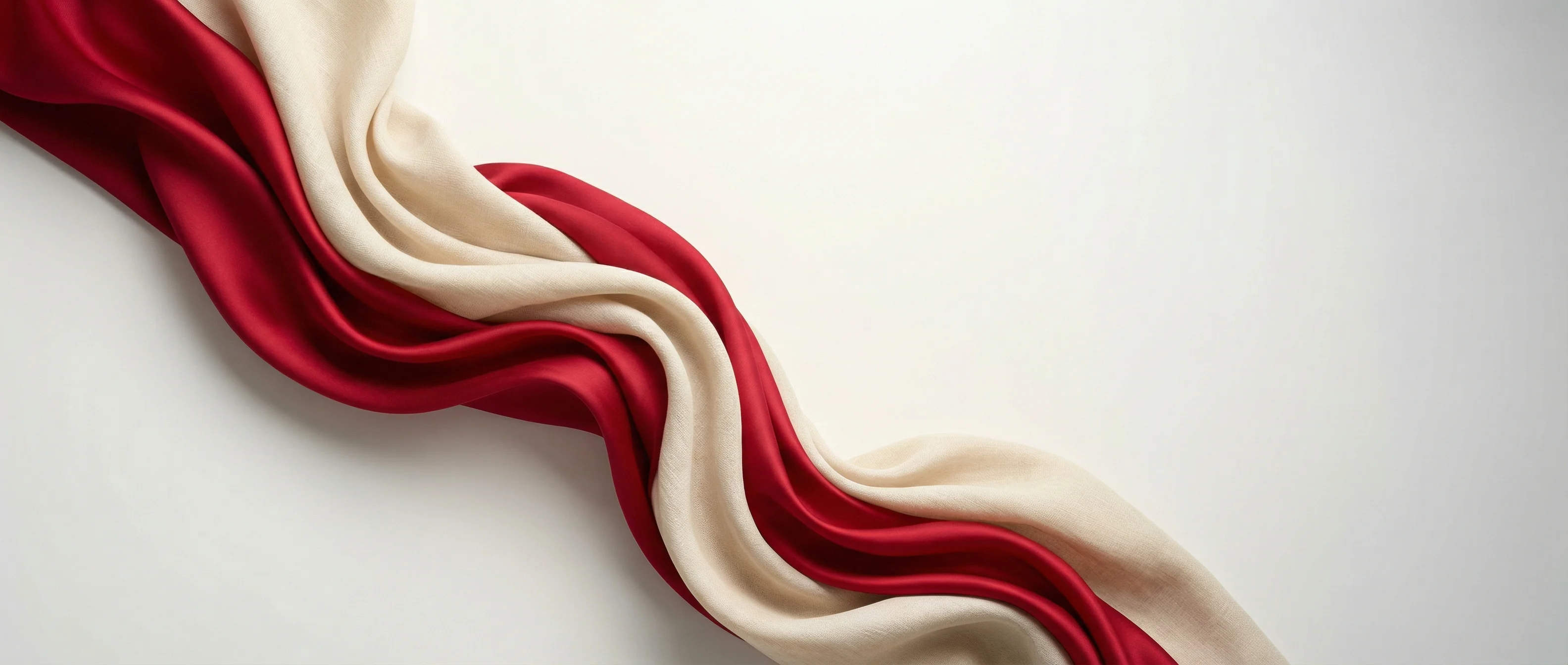 Händlerstand mit bunten Stoffen auf dem Stoffmarkt Holland